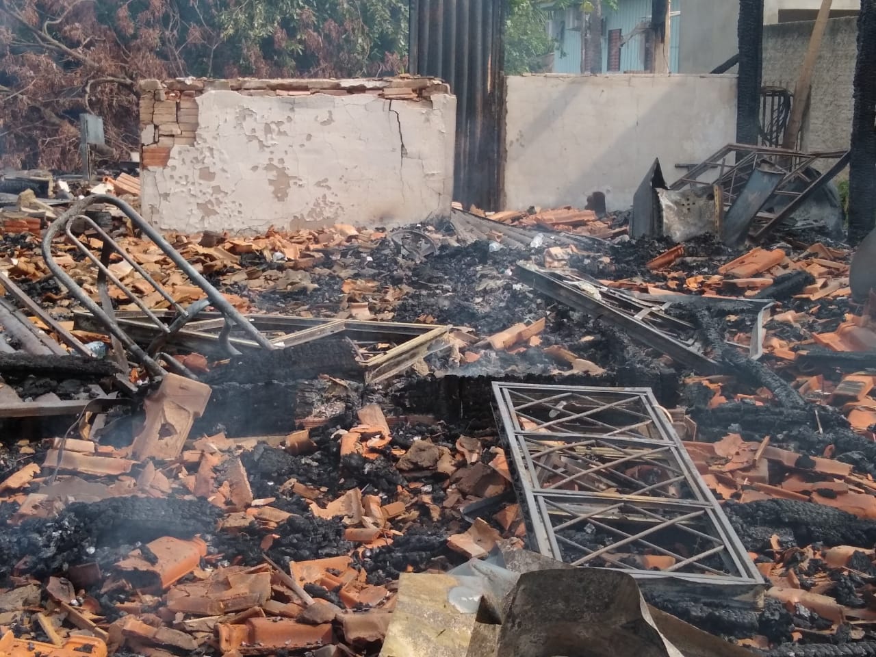 Photo of Casa pega fogo e fica completamente destruída, em Querência