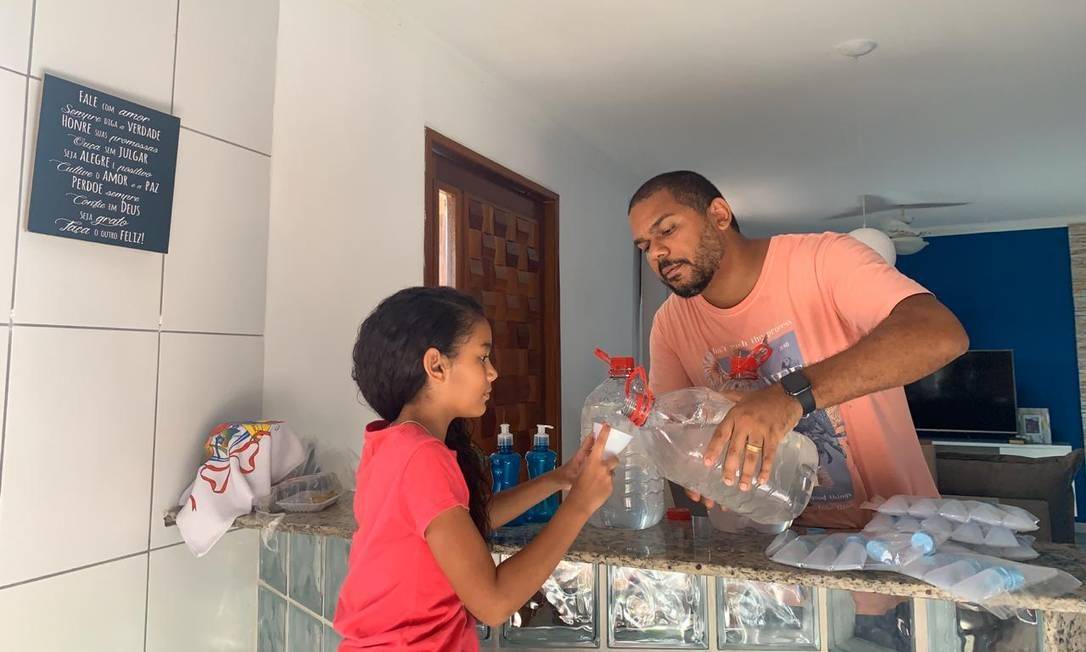 Photo of Empresário compra álcool gel para distribuir em Copacabana