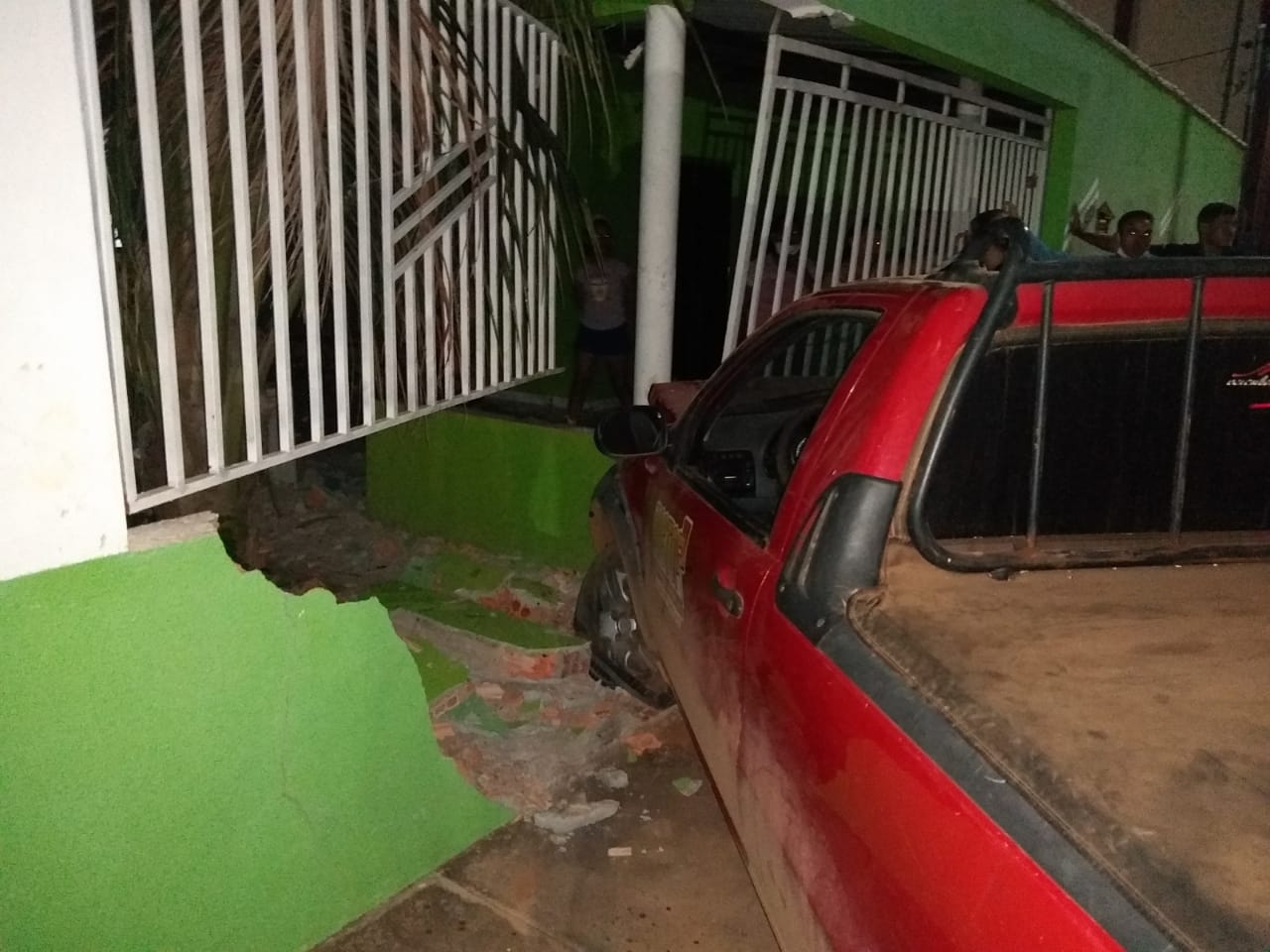 Photo of QUERÊNCIA- Carro bate em residência e assusta moradores