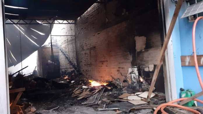 Photo of Canarana- Incêndio causa prejuízo em loja de móveis