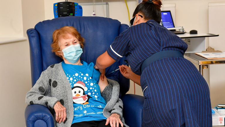 Photo of Idosa de 90 anos é a primeira a ser vacinada contra Covid-19 no Reino Unido