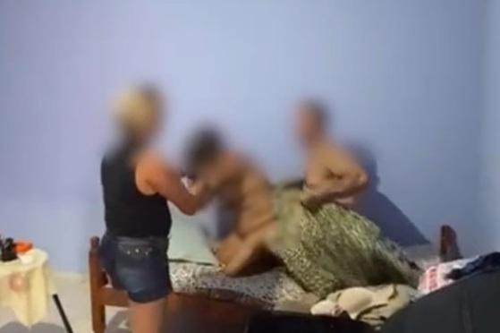 Photo of MT- Mulher invade casa e flagra namorado fazendo sexo com outra; Vídeo