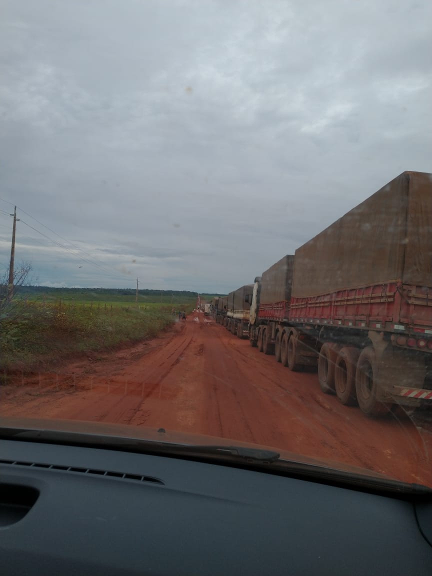 Photo of Atoleiro na MT-322 provoca congestionamento de caminhões