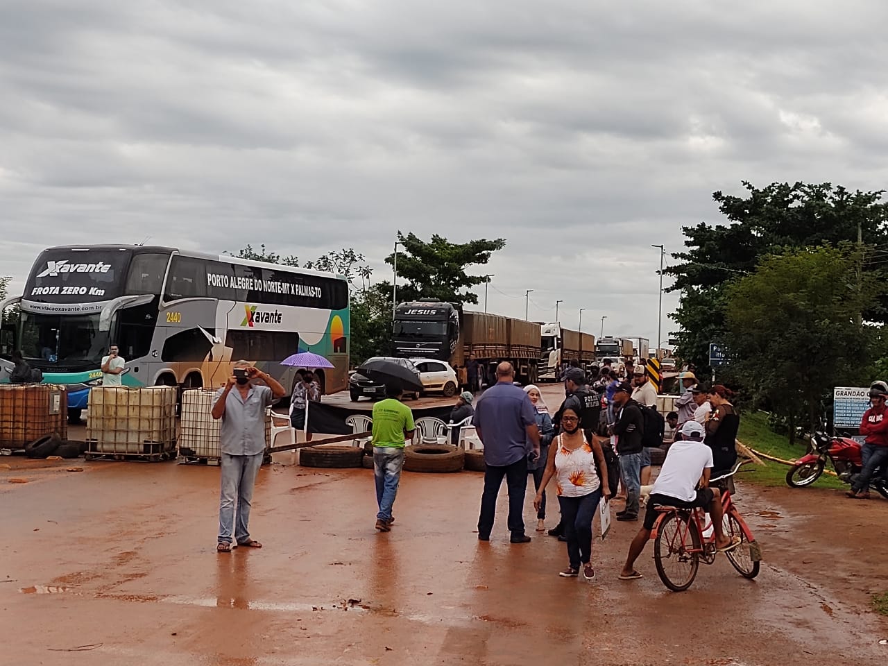 Photo of Moradores da Fazenda Vitória do Araguaia fecham BR-158 na altura da ponte de Porto Alegre do Norte em protesto