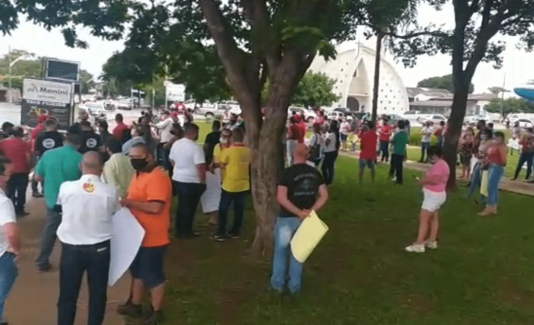 Photo of “Revoltados” empresários realizam protesto em frente à Prefeitura de Canarana (MT) contra o fechamento do comércio