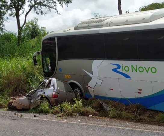 Photo of Acidente entre Fiat Uno e ônibus da Rio Novo deixa 3 vítimas fatais próximo a Campinápolis