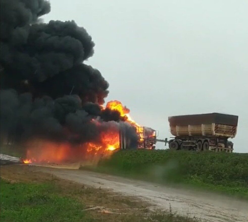 Photo of Caminhão-tanque com combustível pega fogo após acidente e rodovia é interditada em MT
