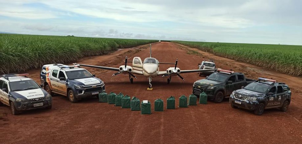 Photo of Traficantes abandonam avião em pista de pouso e escondem 450 kg de droga em canavial em MT