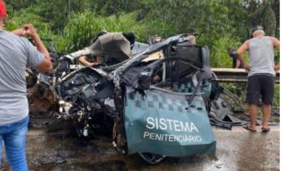 Photo of Acidente entre veículo oficial e carreta mata dois servidores do sistema prisional de MT