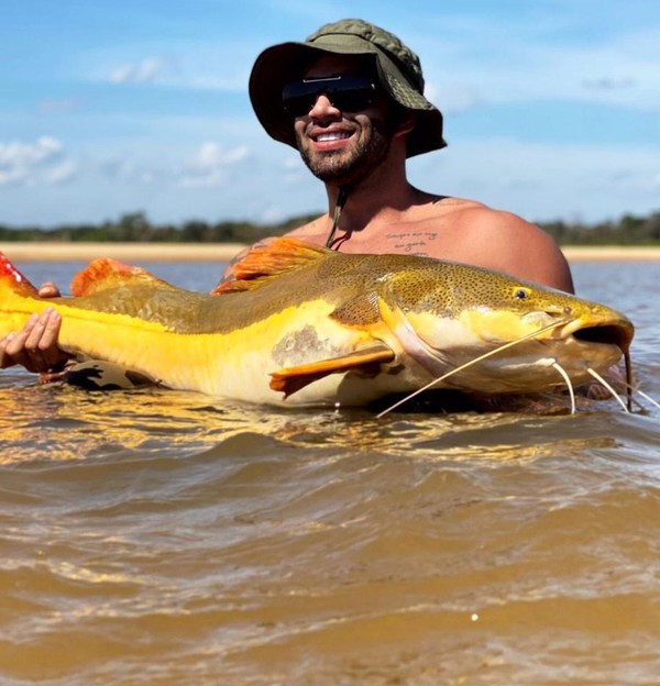 Photo of Gusttavo Lima pesca peixe de mais de 30 kg no Rio Araguaia em MT