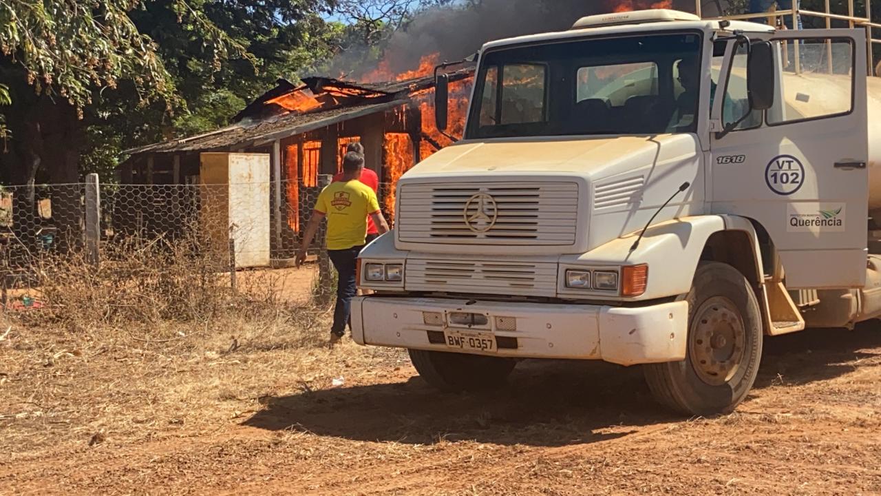Photo of Grande incêndio deixa casa completamente destruída em Querência