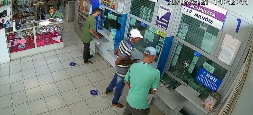 Photo of MT- Ladrões chegam a pé para assaltar lotérica e são presos