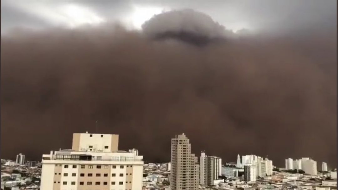 Photo of Nuvem gigante de poeira encobre cidade no interior de São Paulo; veja o vídeo