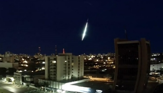 Photo of Câmeras flagram meteoro no céu de Cuiabá e outra cidade de MT durante a madrugada; vídeo