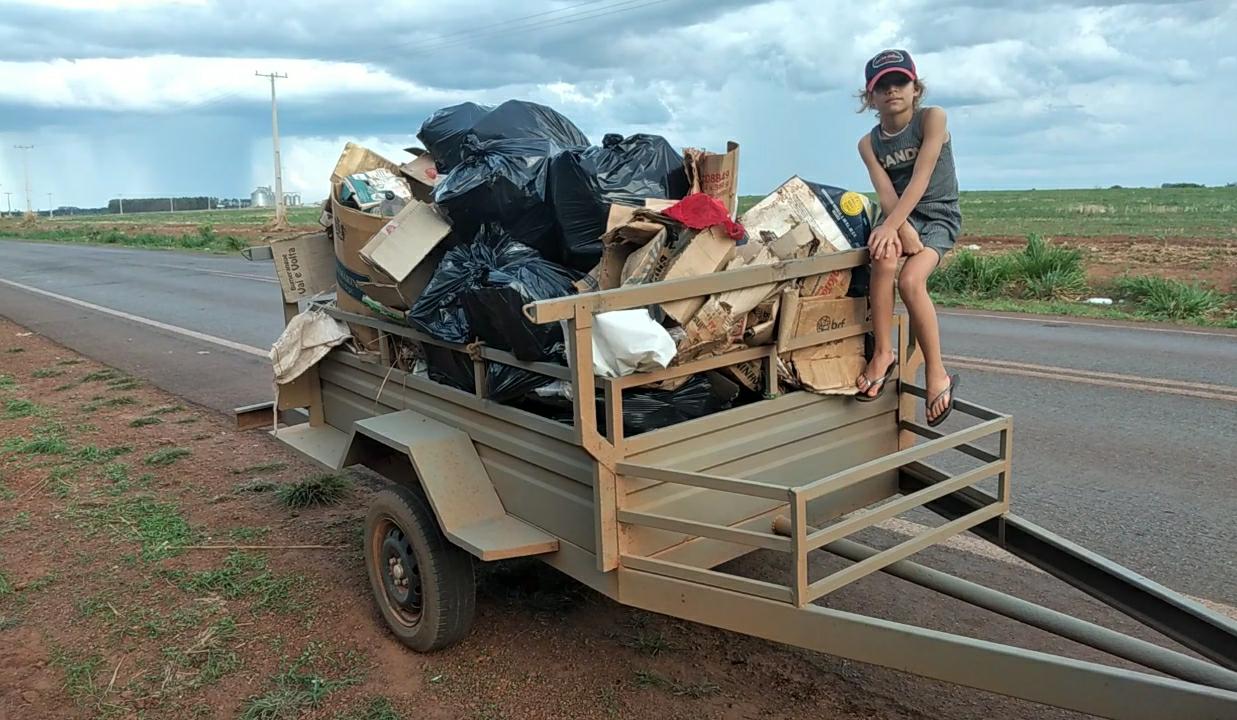 Photo of Contribuindo com a Natureza, morador de Água Boa e filha de apenas seis anos decidem remover lixo deixado às margens da MT-240 após realização do popular “Inferninho”