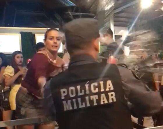 Photo of MT- Mulher que jogou bebida em policial militar em bar na Praça Popular tem 22 passagens criminais;Vídeo