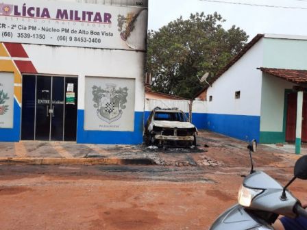 Photo of Viatura da Polícia Militar é destruída após pegar fogo em Alto Boa Vista; Vídeo