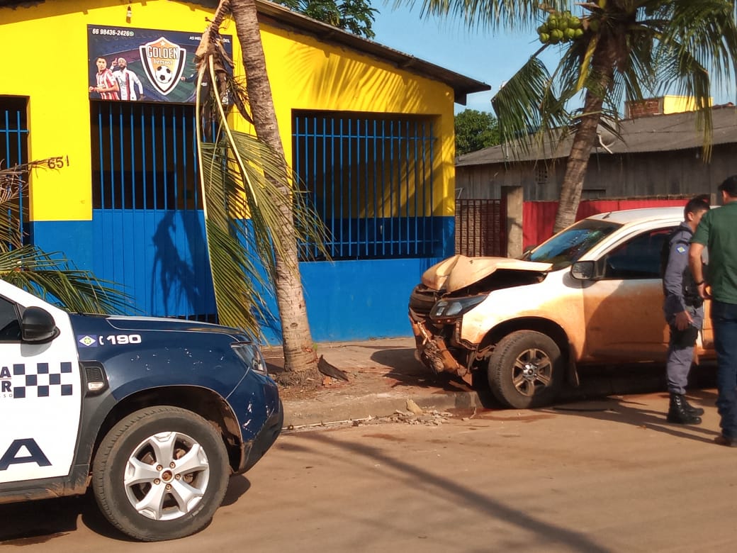 Photo of Querência- Condutor perde a direção do veículo e colide fortemente contra um coqueiro; Vídeo