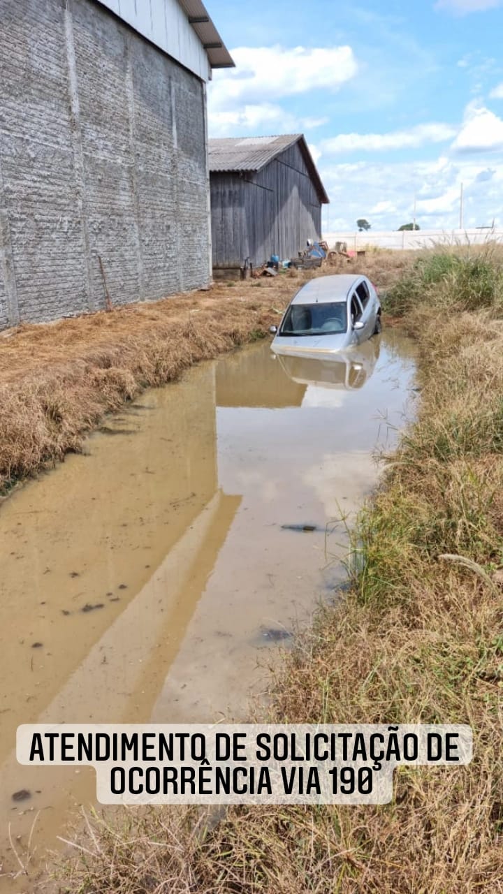 Photo of Querência – Carro caí em vala cheia de água e PM é acionada; Vídeo