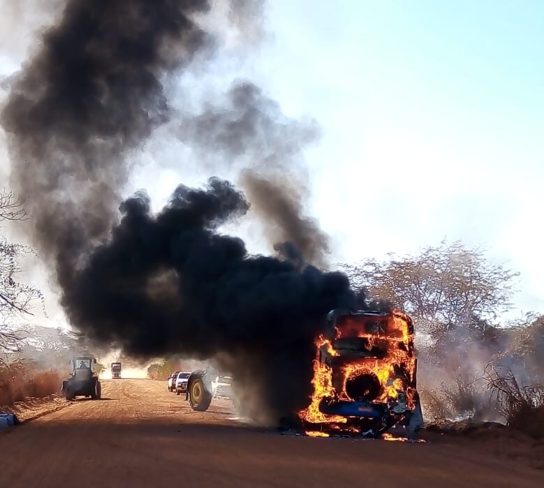 Photo of Ônibus pega fogo e passageiros correm para tirar bagagens na BR-158; Vídeo