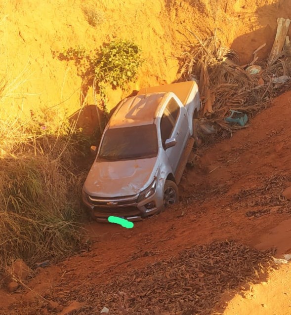 Photo of Querência – Motorista de caminhonete perde o controle da direção e cai em barranco 