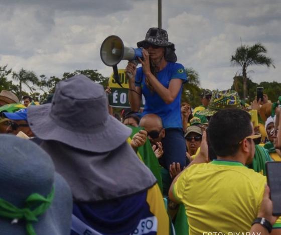 Photo of Raio atinge manifestação em frente ao QG e deixa feridos em Brasília