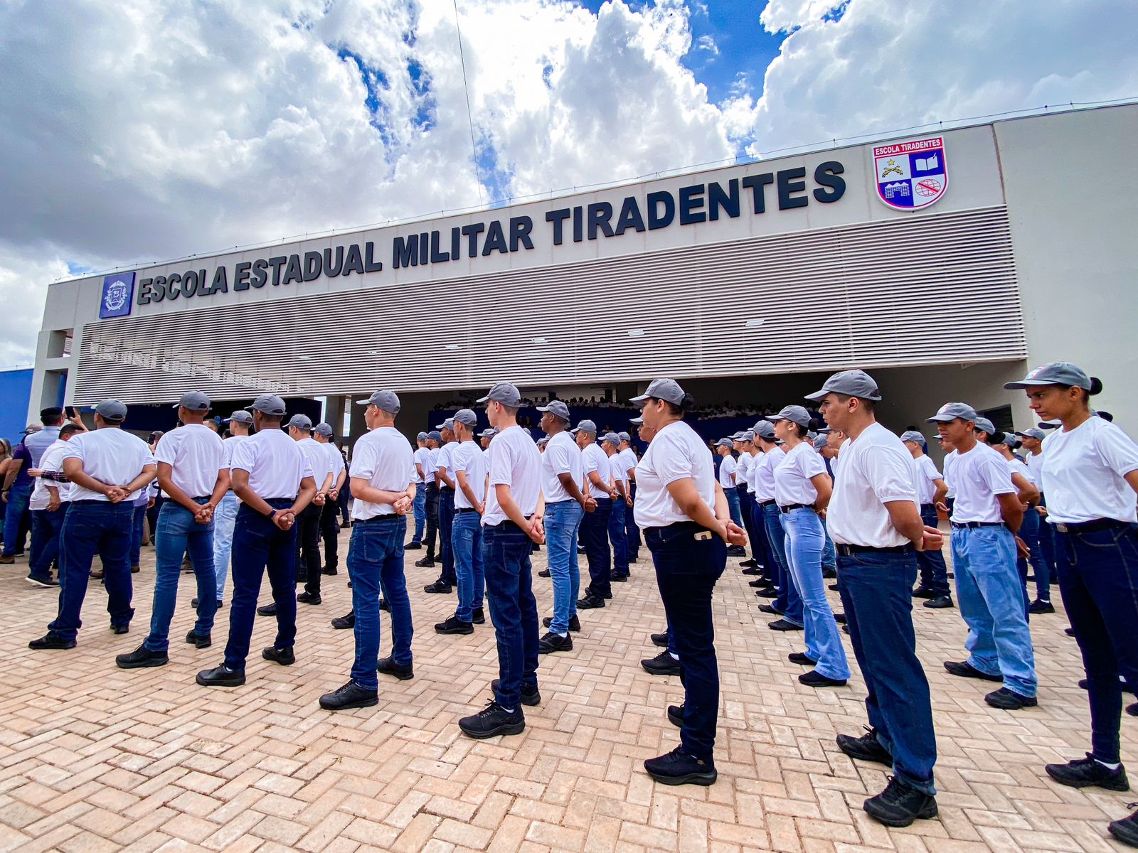 Photo of Governo de MT entrega duas escolas militares, materiais e equipamentos tecnológicos a estudantes