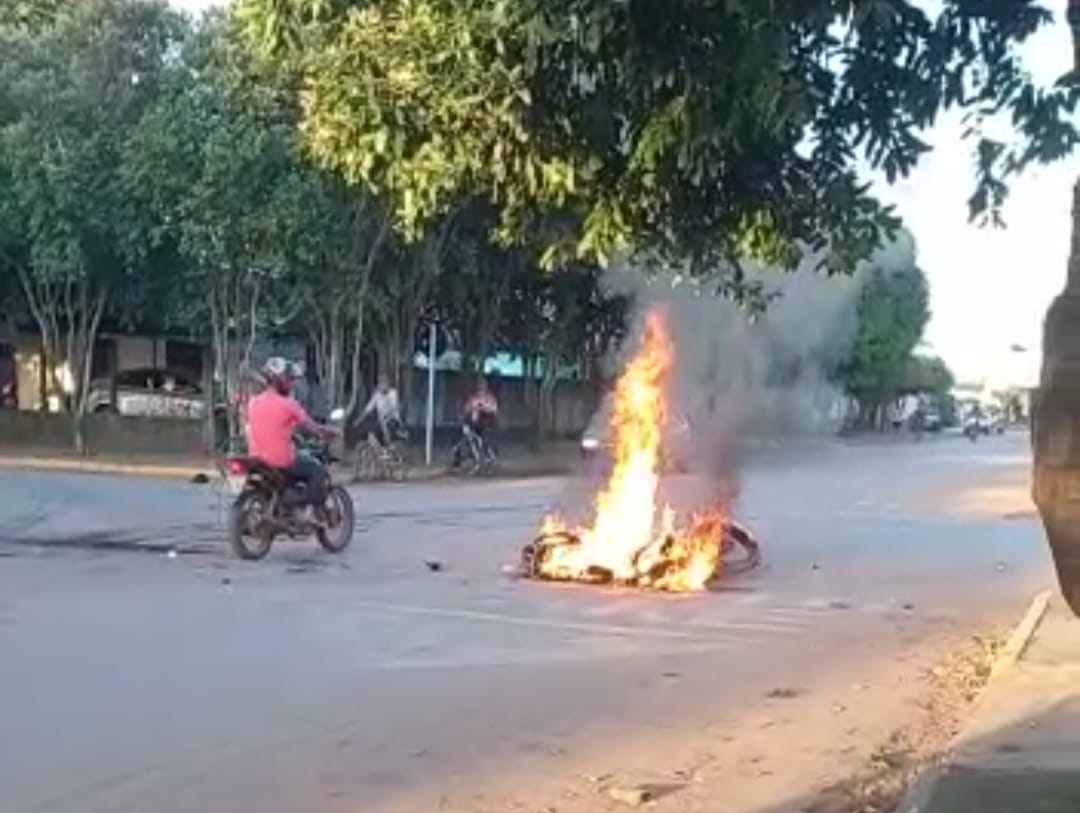 Photo of Querência – Moto pega fogo após acidente de trânsito