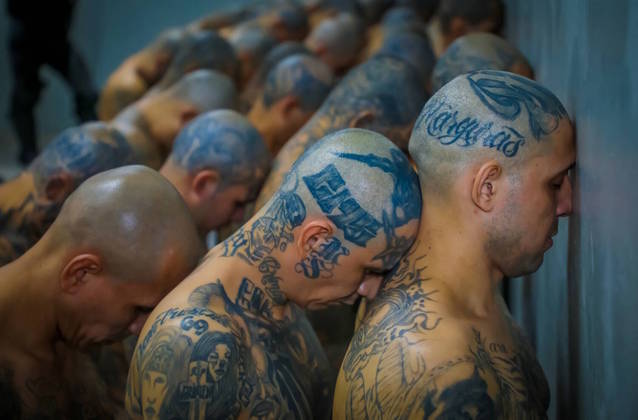 Photo of El Salvador transfere os primeiros presos de facções para megacadeia que comporta até 40 mil detentos