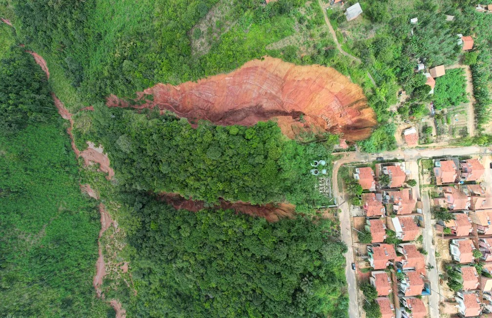 Photo of Vídeo de drone mostra cidade do Maranhão que corre risco de desaparecer por causa de crateras