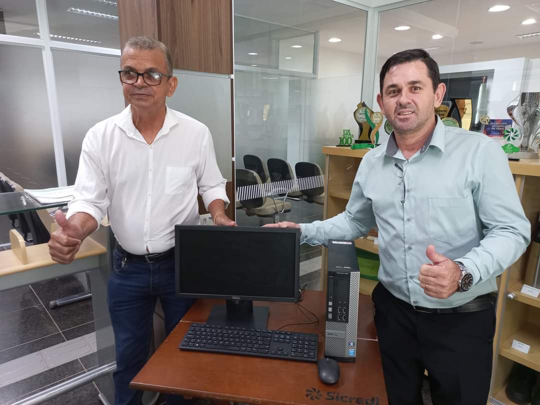 Photo of Querência – Vice-Presidente da Câmara Municipal, Vereador Adeal Carneiro consegue computador para comunidade indígena, em parceria com o SICREDI