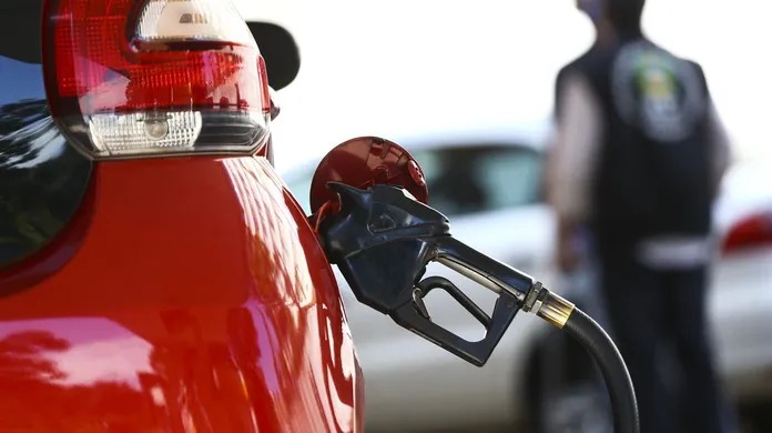 Photo of Combustíveis podem ficar mais caros no país, após corte na produção de petróleo