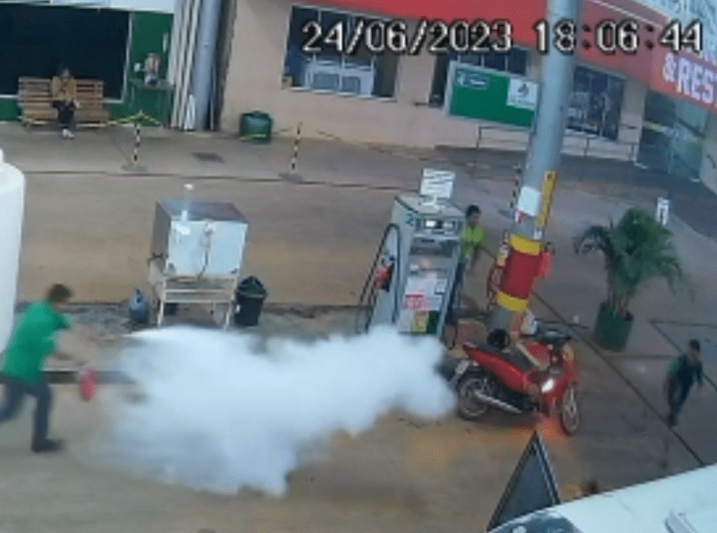 Photo of Imagens incríveis: vídeo mostra frentista apagando incêndio em moto dentro de posto em Querência