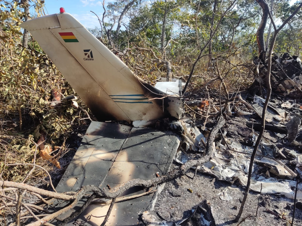 Photo of Corpo carbonizado e fuzil são achados em destroços de avião boliviano