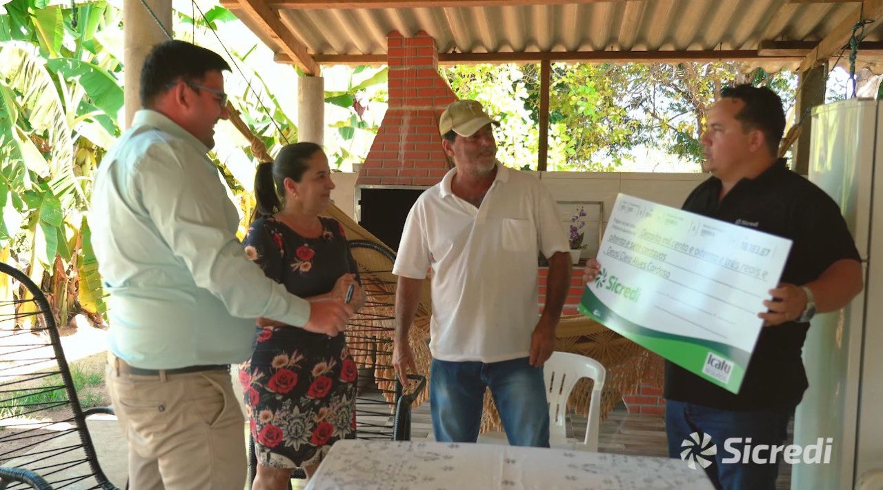 Photo of Sicredi Araxingu entrega cheque para associada ganhadora do Sorteio do Seguro de Vida