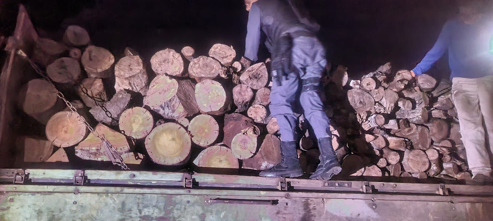 Photo of Nova Xavantina – PM prende três homens e apreende caminhão carregado com madeira irregular