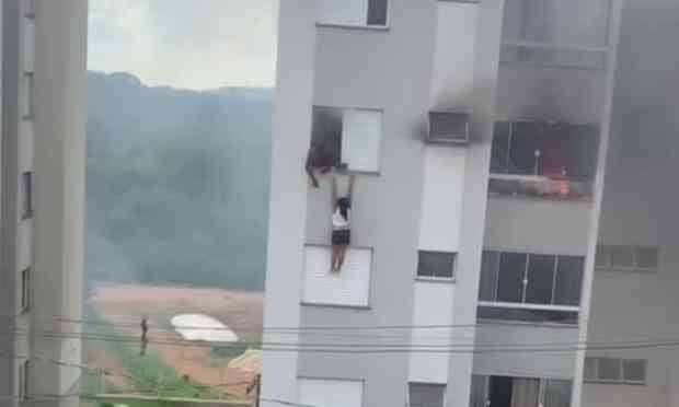 Photo of MG- Neta bota fogo em apartamento e tranca os avós, que pulam do prédio