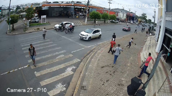 Photo of Vídeo mostra correria de clientes e trabalhadores segundos após execuções no Shopping Popular- Cuiabá