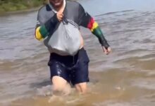 Photo of Agora eu pego! Homem surpreende ao pescar vários peixes usando apenas uma camisa no Rio Araguaia