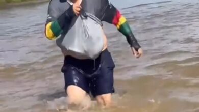 Photo of Agora eu pego! Homem surpreende ao pescar vários peixes usando apenas uma camisa no Rio Araguaia