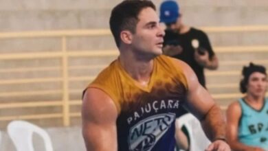Photo of Socos e chutes: Ex-jogador de basquete que deu 61 socos em namorada diz que foi algemado e agredido nu