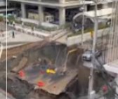 Photo of Uma cratera de quase 50 metros se abriu em uma rua movimentada de Bangcoc, capital da Tailândia