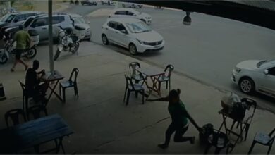 Photo of Carro desgovernado invade sorveteria em Cuiabá; clientes correm para escapar