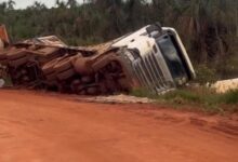 Photo of Carreta bitrem tomba e derrama soja às margens do Rio Darro