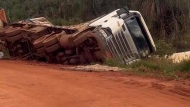 Photo of Carreta bitrem tomba e derrama soja às margens do Rio Darro